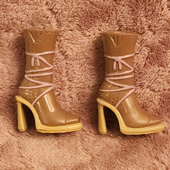 Barbie 2004 My Scene Nolee Getting Ready My Room Tan & Purple Boots "Tie-Up" - Picture 4 of 11